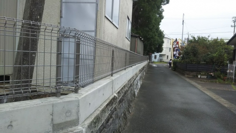 神社の石垣、フェンスに交換